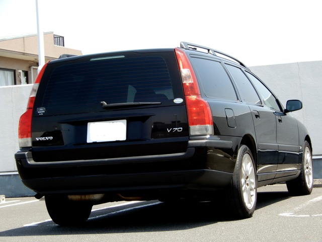 中古車 ボルボ V70 2 4 タイベル交換済 記録簿13枚 Hddナビ の中古車詳細 79 800km ブラック 東京都 33 3万円 中古車情報 中古車検索なら 車選びドットコム 車選び Com