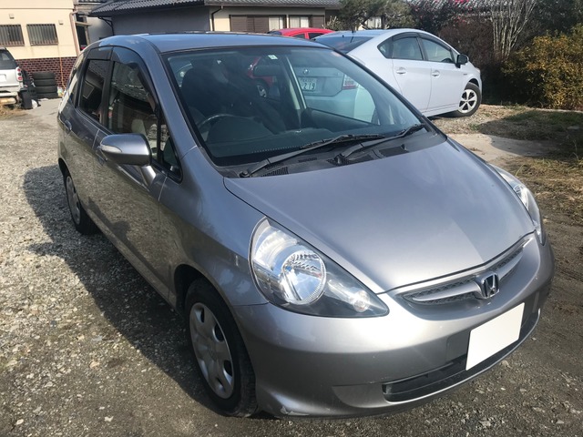 中古車情報 ホンダ フィット 1 3 A コンフォートエディション 修復歴無し の中古車詳細 走行距離 5 7万km カラー Nh 642m ストームシルバー 販売地域 滋賀県甲賀市 中古車を探すなら Carme カーミー 中古車