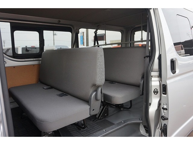 中古車 トヨタ ハイエースバン 3 0 Dx ディーゼル 4wd 1t 3 6 9人乗り 4ドア の中古車詳細 29 300km シルバー 新潟県 275万円 中古車情報 中古車検索なら 車選びドットコム 車選び Com