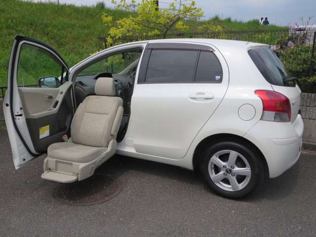 中古車 トヨタ ヴィッツ F ウェルキャブ 助手席リフトアップシート車 Aタイプ 車検整備付 キーレス の中古車詳細 74 000km 白真珠 兵庫県 23 5万円 中古車情報 中古車検索なら 車選びドットコム 車選び Com