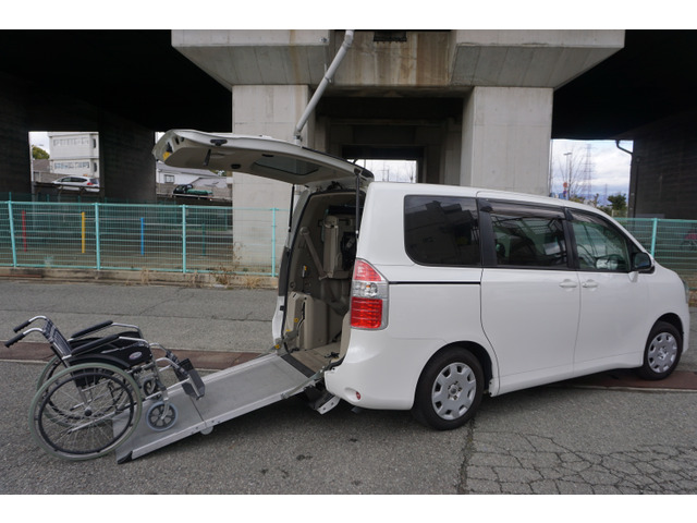 中古車 トヨタ ノア 2 0 X Lセレクション ウェルキャブ スロープタイプi 車いす2脚仕様車 サードシート付 の中古車詳細 47 000km パールホワイト 大阪府 138万円 中古車情報 中古車検索なら 車選びドットコム 車選び Com