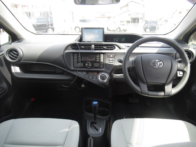中古車 トヨタ アクア 1 5 L 禁煙車 当店買取車 冬タイヤ付き の中古車詳細 10 398km シルバーメタリック 石川県 83 9万円 中古車情報 中古車検索なら 車選びドットコム 車選び Com