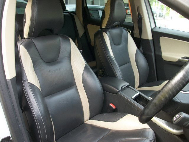 中古車 ボルボ Xc60 T5 Rデザイン レザーシート リアモニター の中古車詳細 93 417km ホワイト 愛知県 119 8万円 中古車情報 中古車検索なら 車選びドットコム 車選び Com