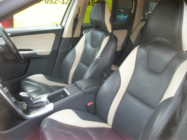 中古車 ボルボ Xc60 T5 Rデザイン レザーシート リアモニター の中古車詳細 93 417km ホワイト 愛知県 119 8万円 中古車情報 中古車検索なら 車選びドットコム 車選び Com