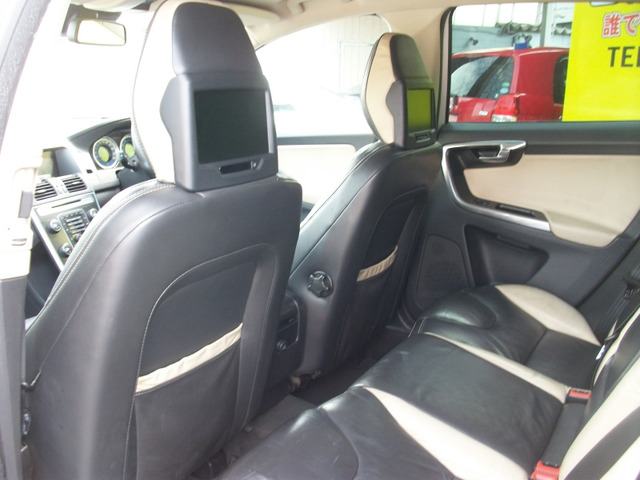 中古車 ボルボ Xc60 T5 Rデザイン レザーシート リアモニター の中古車詳細 93 417km ホワイト 愛知県 119 8万円 中古車情報 中古車検索なら 車選びドットコム 車選び Com
