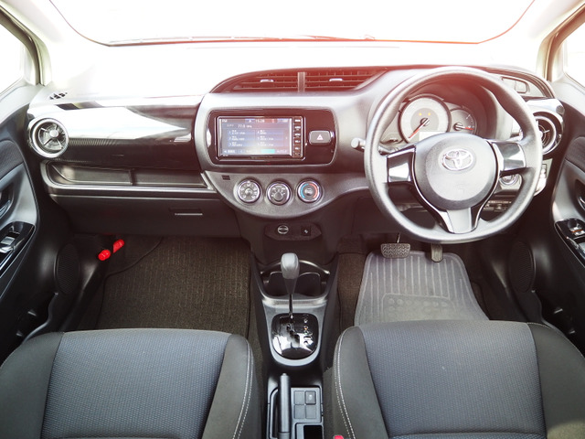 中古車 トヨタ ヴィッツ 1 0 F セーフティ エディションii ナビbluetoothetc衝突軽減禁煙 の中古車詳細 59 015km ダークブルー 滋賀県 93 8万円 中古車情報 中古車検索なら 車選びドットコム 車選び Com