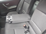 後部座席、アームレスト、カップホルダー