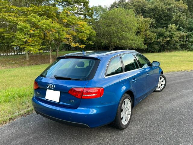 中古車 アウディ A4アバント 1.8TFSI 黒革シート シートヒーター