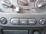 4WDの切替もボタンで簡単!! シートヒーターも装備しています!!