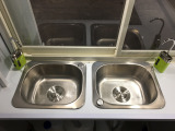 水回り付属品:シンク&times;2,非接触式蛇口&times;2