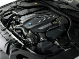 4394cc V型8気筒BMWツインパワーターボガソリンエンジンを搭載しています。加速性能は0-100km/hで3.9sec(ヨーロッパ参考値)で駆け抜けます。