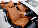 マルチファンクションシート(運転席、助手席)は、幅広い調節機能により、並外れた快適性と安全性を実現します。 電動調整式によるバックレストの幅調整機能やランバーサポートなど充実しています。