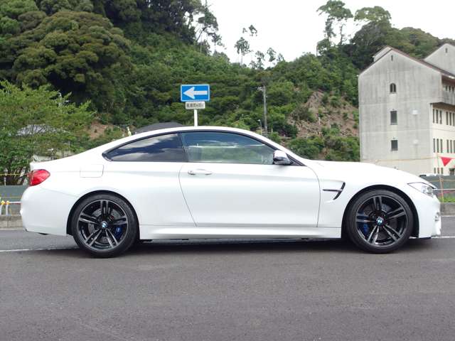 中古車 BMW M4クーペ 3.0 ベース ワンオーナー カーボンルーフ 禁煙 の