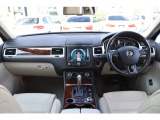 トゥアレグ V6 アップグレードパッケージ 4WD ベージュ革・純ナビ・TV・BT・禁煙車