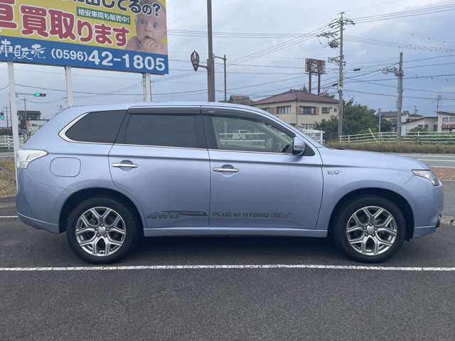 中古車 三菱 アウトランダーPHEV 2.0 G プレミアムパッケージ 4WD 1