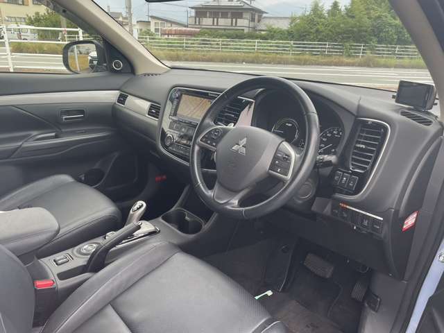 中古車 三菱 アウトランダーPHEV 2.0 G プレミアムパッケージ 4WD 1