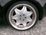 アルミホイールを履いています。アルミホイールだけでも車のイメージがかなり変わりますね。