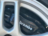 イタリアの名門、ブレンボのブレーキキャリパーR33GT-Rでは前後共にbremboのキャリパーを採用し強力なストッピングパワーを実現しました