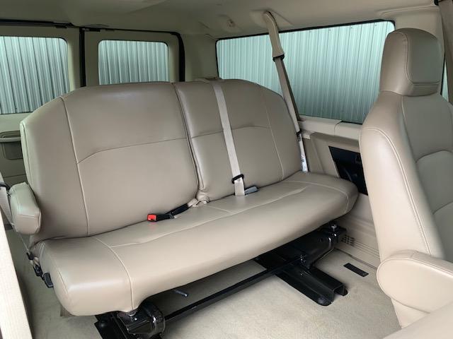 超歓迎お得送料無料エコノライン　椅子 フォード　2014年式　純正リアシート 全タイプ共通：リクライニング機能、3点式シートベルト付 二脚 内装