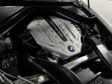 搭載されるエンジンは4.4L V型8気筒DOHCツインターボ、シフトパドル付8速ATを組み合わせ、インテリジェント4輪駆動システム「xDrive」