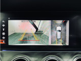 360度パーキングアシストカメラは、視野角の広い鮮明な画像で後退時の安全確認をサポート。真上から自車を見下ろすように、周囲の状況を映像で表示。駐車時などに死角が確認できるので、安心感を高めます。