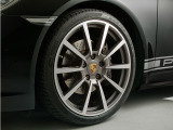 タイヤサイズはフロントに235/35ZR20を採用し、リアには305/30ZR20をチョイスされています。前後共にPIRELLI P-Zeroを採用し、リアは2021年 フロントは2022年製で8部山程度です。