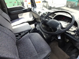 内装は多少汚れありますが、年式にしては綺麗な方です。 ハンドル擦れあり。 天井薄汚れ有り。 ベッドスペース無し。 シガーライター欠。 左右ドア灰皿欠。 左ドア下、安全確認窓の内側カバー割れ有り。