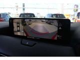 ★360°ビューモニター★4個のカメラから得た画像を車両上方から見下ろしたような映像で表示することで、車と路面の駐車枠の関係を一目で確認できます★