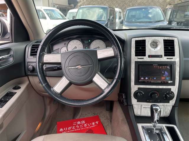 中古車 クライスラー 300C 左ハンドル 300C の中古車詳細 (125,000km, 白, 福岡県, 60万円) | 中古車情報・中古車検索なら【 車選びドットコム（車選び.com）】