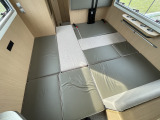 ダイネットもこのように簡単にベッド展開が可能です!寸法は186cm×186cmと3名就寝可能です!
