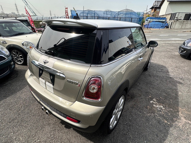 中古車 BMW MINI ミニ クーパー S 後期型 車検整備 ナビ TV ETC付 の中古車詳細 (95,432km,  スパークリングシルバーツートン, 大阪府, 68万円) | 中古車情報・中古車検索なら【車選びドットコム（車選び.com）】