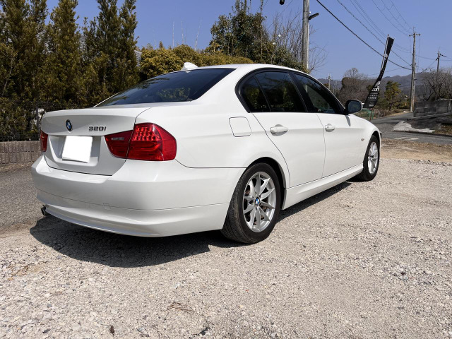 中古車 BMW 3シリーズセダン 320i 黒革/純正ナビ/Bカメラ/HID/ETC の中古車詳細 (112,000km, ホワイト, 奈良県,  58.9万円) | 中古車情報・中古車検索なら【車選びドットコム（車選び.com）】