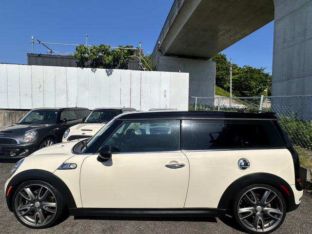 中古車 BMW MINI ミニクラブマン クーパー S 車券整備付 修復歴無 正規ディーラー車 の中古車詳細 (82,639km, ホワイトツートン,  大阪府, 88万円) | 中古車情報・中古車検索なら【車選びドットコム（車選び.com）】