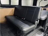 後席は3人掛けのベンチシートに専用カバーが装着済みです。また、後席専用のフリップダウンモニター『アルパイン12.8型WXGAリアビジョン・RXH12X2-L-B』も備わります。