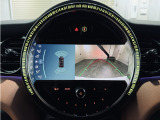 ガイドライン表示付バックカメラに加え車輌の前後バンパーに装着されたパーキングセンサーが障害物を検知し、縦列駐車をドライバーに代わって半自動サポートをしてくれるパーキングアシスタントが備わっております。