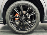 レクサス純正のFスポーツ専用ブラック塗装20インチアルミホイール。奥にはメーカーオプションのオレンジキャリパーが際立ちます。タイヤも7分山以上程残っており当面の間安心して走行可能です。