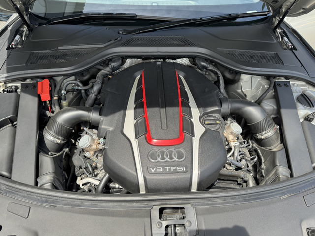 アウディ S8 4.0 4WD の中古車詳細 (142,000km, シルバー