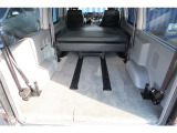 人も荷物も載せれる。車中泊・キャンプも楽しめる。様々なシチュエーションに対応できる仕様のこのハイエース!実は施工から公認まで相当な費用が掛かります…そんなハイエースがこの魅力的なプライス!?