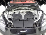 707psの出力と900Nmのトルクを発揮する3982ccV8ツインターボを搭載しております。