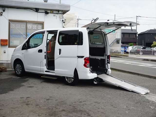 中古車 日産 NV200バネット 1.6 チェアキャブ 車いす2名仕様 オートステップ禁煙車 の中古車詳細 (57,420km, ホワイト,  神奈川県, 138万円) | 中古車情報・中古車検索なら【車選びドットコム（車選び.com）】