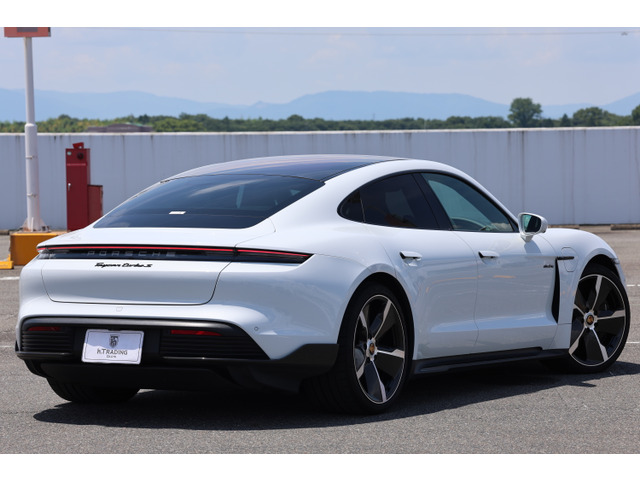 ポルシェ タイカン ターボS 4シート 4WD システム合計761ps/トップ