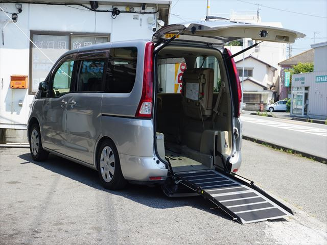 中古車 日産 セレナ 福祉車両チェアキャブスロープ車1基禁煙車 の中古車詳細 (36,678km, シルバー, 神奈川県, 61.8万円) | 中古車 情報・中古車検索なら【車選びドットコム（車選び.com）】