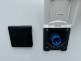 車内に電源を取り入れる100V入力と、オプションのウィンドウクーラーを作動させる為の100V入力となります。