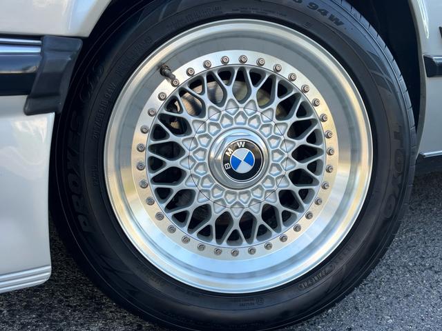 BMW 635CSIミニカー タイヤPirelli ロゴ付き 輝く高品質な BMW ミニカー ロゴ付き タイヤPirelli 635CSI