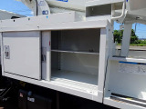 アイチ製 SB10A 9.7M 2703h 最大バケット積載荷重200kg FRP製バケット/首振り/作業灯1個 右リア100Vコンセント用電源ケーブル付 左リア地上アースコード付 上物左右工具棚&右側はしご掛