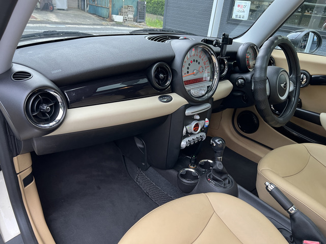 人気のBMW/miniクーパーWサンルーフ!レザーシート!車検R6年2月迄付即乗り!!ナビ＋バックカメラ!陸送無料格安売切＋即決有り!⇒早い者勝ち! BMW ミニクーパー白-黄色ツートンサンルーフ ツートン革シート 車検