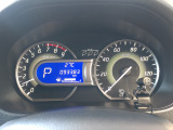 ホワイト&ブルーで見やすい発色のメーターパネルです。液晶表示部には各種車輛情報を表示するインフォメーションディスプレイが備わっております。