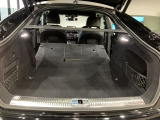 トランク容量は通常時で465リットルです。リアシートを倒すことで、さらに広いラゲッジスペースを確保することができます☆