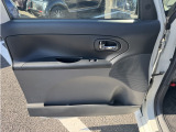 ダイハツ タントカスタムは人気の軽自動車で、ボディカラーはエレガントなパールホワイトです。走行距離は68,560kmと程よく、修復歴もなく保証付きで安心してお乗りいただけます。禁煙車なので嫌なニオイもなく快適で