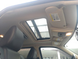 サンルーフが装備されてますのでトリムを開ければ車内は明るく開放感があります。もちろんガラスはチルト&スライドできますのでガラスを開ければ更に気持ちが良いですよ!